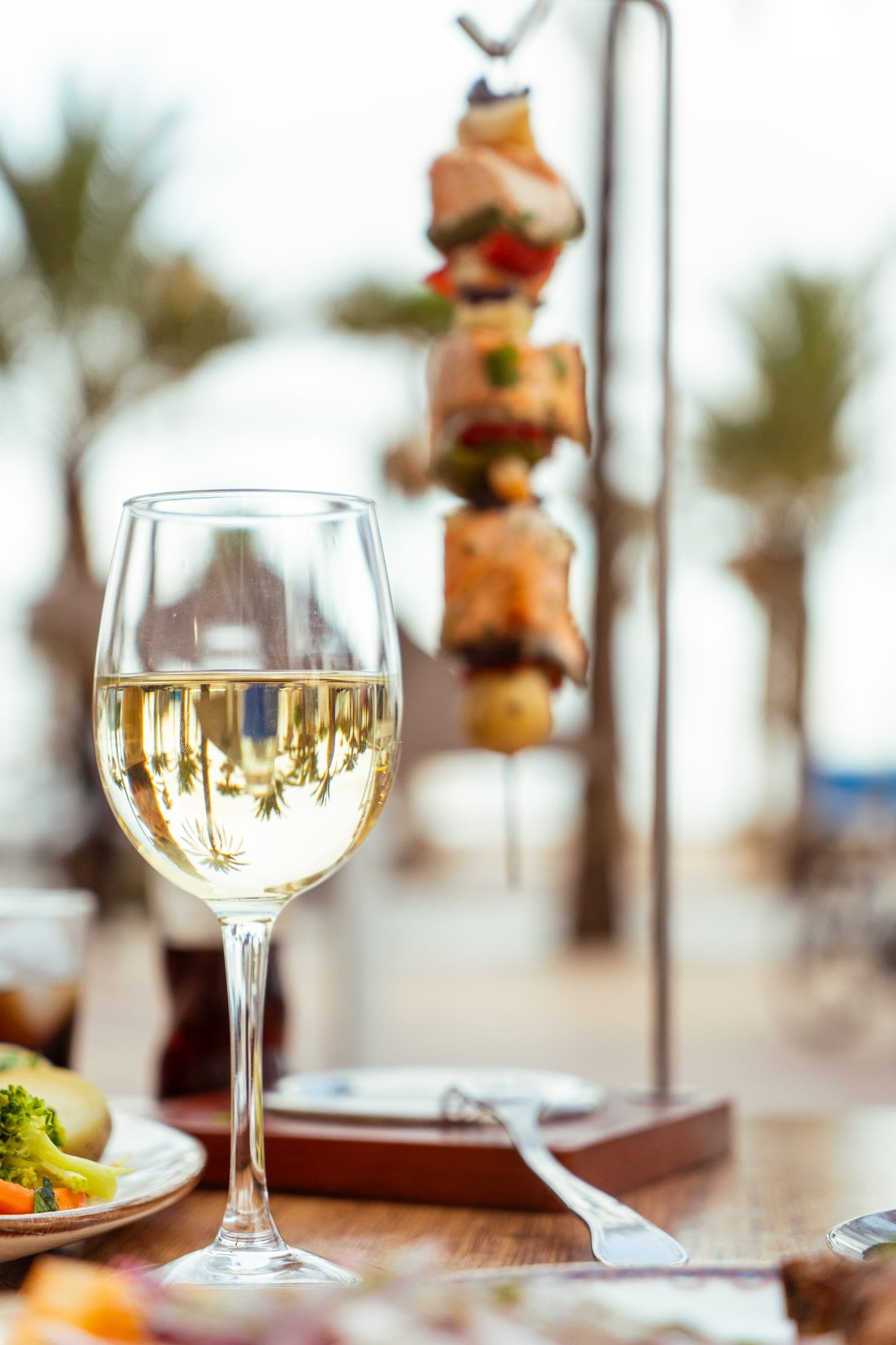 Copa de vino en la terraza de FOGO frente al paseo marítimo