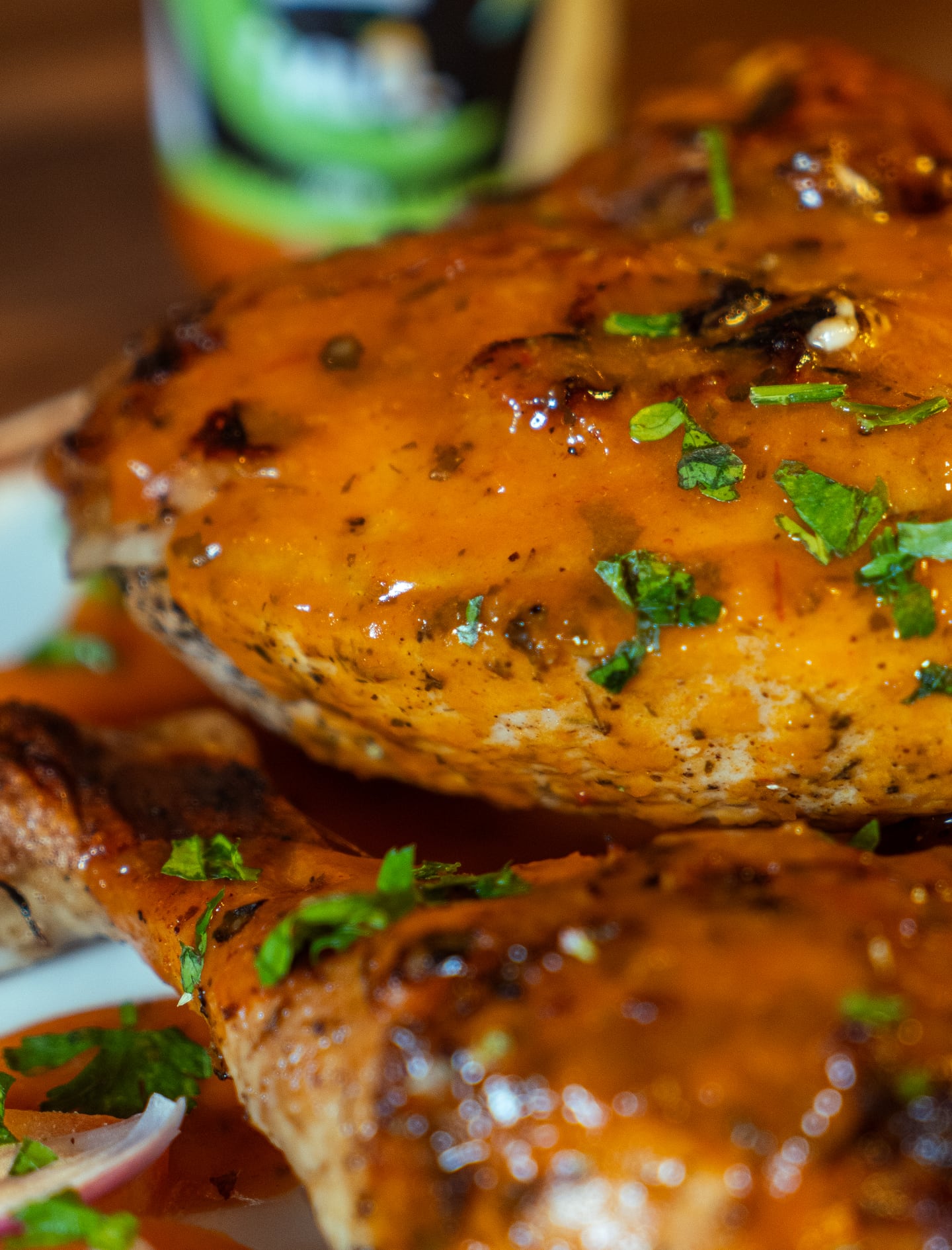 Pollo piri piri recién salido de la brasa en FOGO Fuengirola